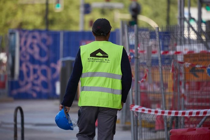 Archivo - Una persona trabajando.