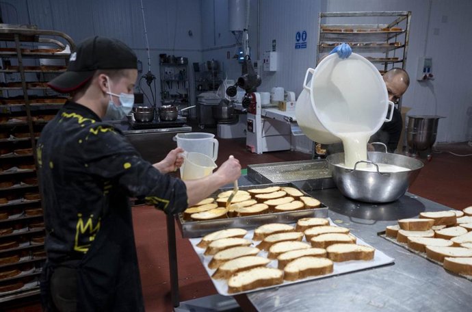 Archivo - Trabajadores elaboran torrijas en el obrador de la pastelería 'La Hermosita', días previos a la Semana Santa  