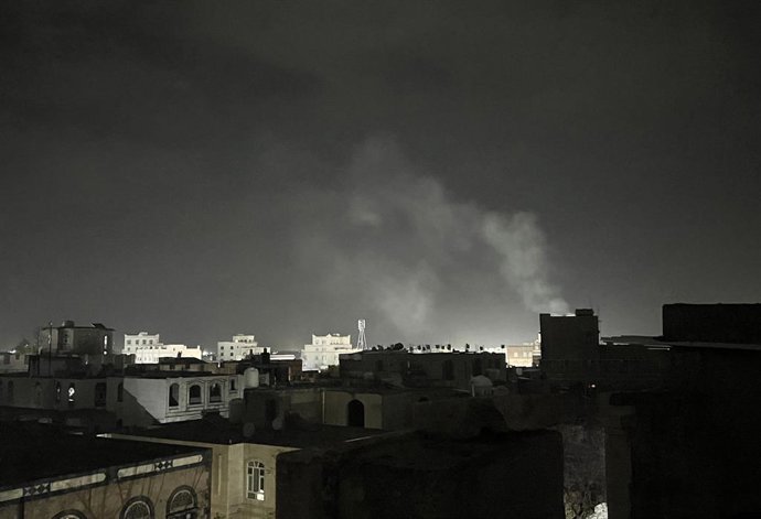 SANAA, 27 de março de 2025 -- Esta foto tirada por um telefone celular mostra a fumaça saindo de um bairro após uma nova rodada de ataques aéreos dos EUA em Sanaa, Iêmen, em 26 de março de 2025.   Os militares dos EUA realizaram vários ataques aéreos na c