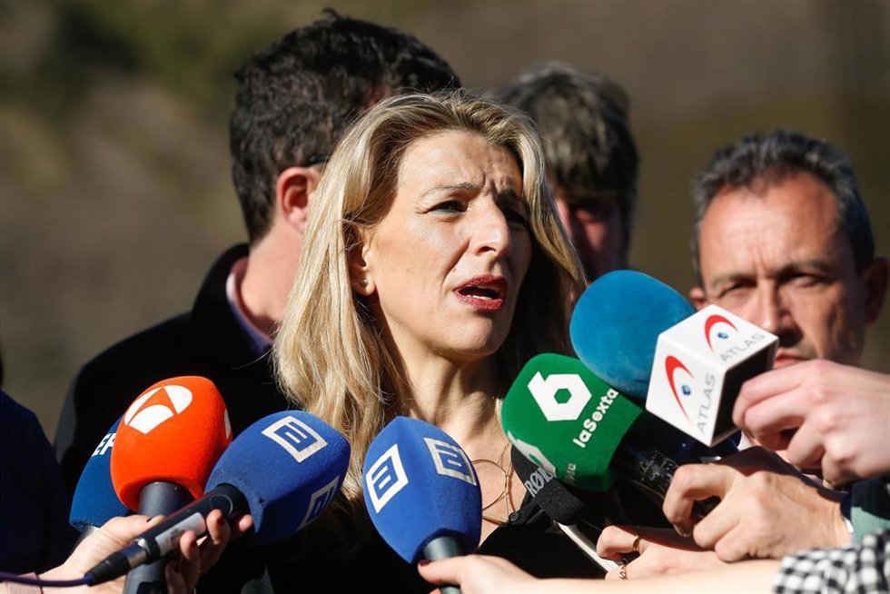 La vicepresidenta segunda y ministra de Trabajo y Economía Social, Yolanda Díaz, atiende a los medios de comunicación durante una visita a la mina de Cerredo, a 31 de marzo de 2025, en Degaña, Asturias (España). Cinco personas han fallecido y otras cuat