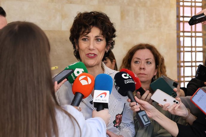 La ministra de Inclusión, Seguridad Social y Migraciones, Elma Saiz, ofrece declaraciones a los medios de comunicación tras su reunión con Netflix, en la sede del Ministerio, a 31 de marzo de 2025, en Madrid (España). La reunión ha tenido lugar para valor