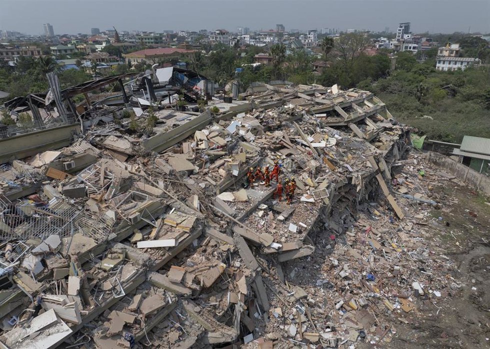 Trabajos de búsqueda y rescate en la ciudad de Mandalay tras el terremoto de magnitud 7,7 en la escala abierta de Richter registrado el 28 de marzo de 2025 en Birmania (archivo)