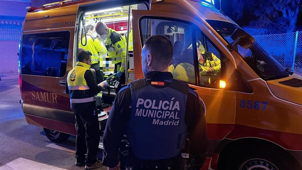 Samur-PC atiende a un hombre de 58 años que al parecer ha sufrido una caída de unos 4 metros en Puente de Vallecas.