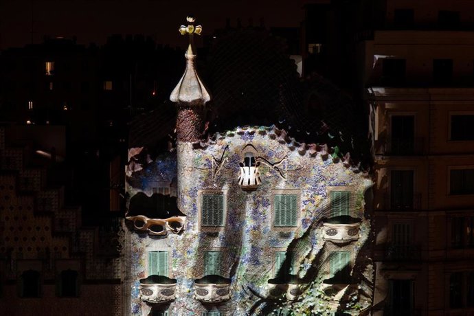 Archivo - Vistas del mapping ‘Structures of Being’ en la fachada de la Casa Batlló, en una imagen de archivo.