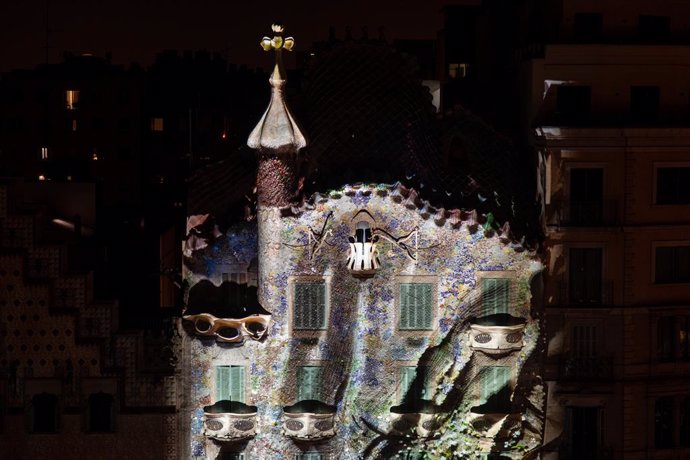 Archivo - Vistes del màping a la façana de la Casa Batlló