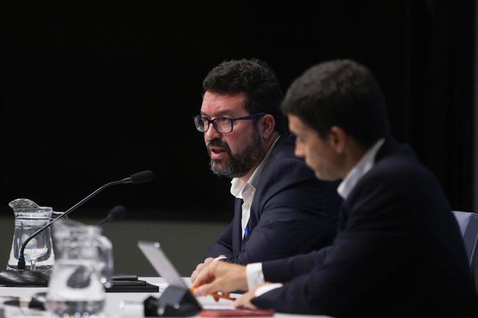 Archivo - El secretario de Estado de Empleo y Economía Social, Joaquín Pérez Rey (izda), y el secretario de Estado de Seguridad Social y Pensiones, Borja Suárez (dcha)