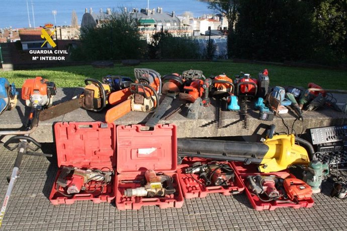 Material intervenido en el marco de la operación que se ha saldado con cuatro detenidos y un investigado de una familia por múltiples robos de maquinara agrícola en la provincia de A Coruña