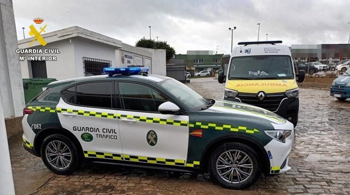 Un coche de la Guardia Civil junto a la ambulancia interceptada.