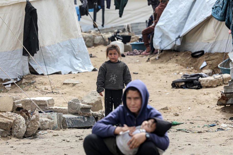Niños palestinos desplazados en un vertedero en el área de Yarmuk, en la ciudad de Gaza, en el norte de la Franja de Gaza, en medio de la ofensiva del Ejército de Israel (archivo)