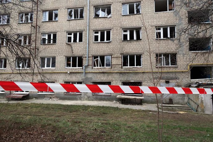 Cordon de seguridad frente a un edificio dañado por un bombardeo ruso en Járkov