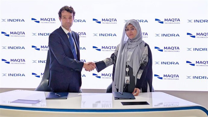 Archivo - El presidente de Indra, Ángel Escribano, y la consejera delegada del grupo Maqta Technologies, Noura Al Dhaheri