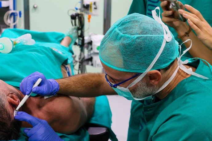 El Hospital Regional Universitario de Málaga realiza su primer implante transcutáneo activo en un paciente