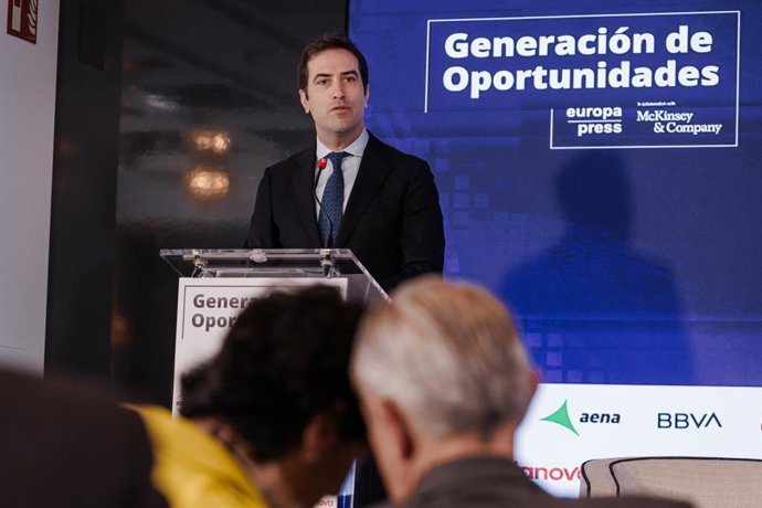 El ministro de Economía, Comercio y Empresa, Carlos Cuerpo, interviene durante el foro 'Generación de Oportunidades', en el Hotel Rosewood Villa Magna, a 2 de abril de 2025, en Madrid (España).