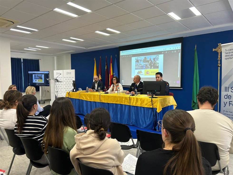 Un Grupo De Alumnos Durante El Desarrollo De La Jornada De Orientación De La Fuerza Naval De Guerra Especial Y Sanidad Y Grupo Ribera Salud.