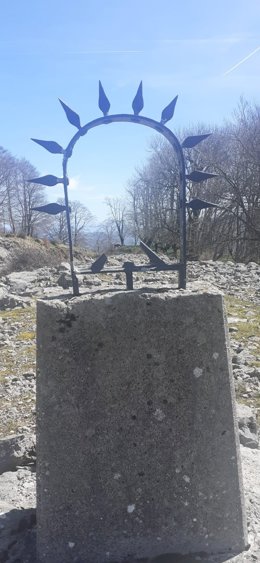 Una de las cruces vandalizadas en el camino de subida al Santuario de San Miguel de Aralar.