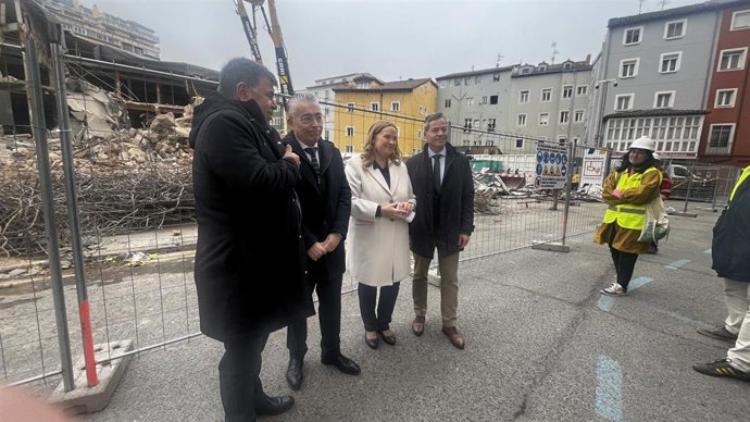 El concejal de Urbanismo, Juan Manuel Manso; el delegado de la Junta, Roberto Saiz; la alcaldesa de Burgos, Cristina Ayala; y el edil César Barriada durante la visita a las obras de demolición del Mercado Norte.