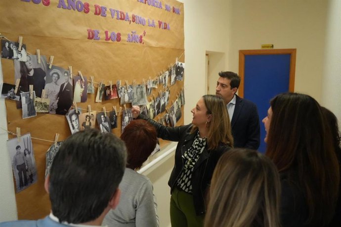 La consejera de Política Social, Familias e Igualdad, Conchita Ruiz, junto al alcalde de Blanca, Ángel Pablo Cano, durante la visita a la residencia Virgen de los Dolores