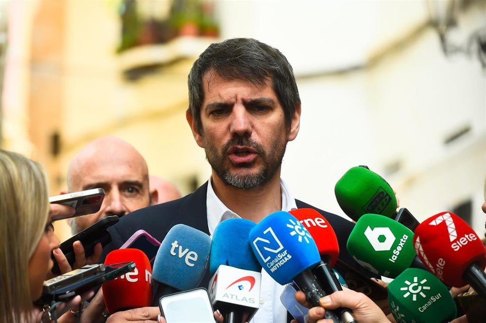 El ministro de Cultura, Ernest Urtasun, atiende a los medios de comunicación. 