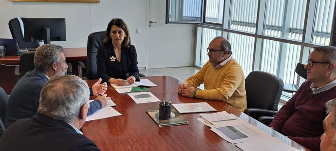 La delegada territorial de Agricultura se reúne con el sector en Arahal acerca de los proyectos hidráulicos para garantizar el suministro de agua depurada.