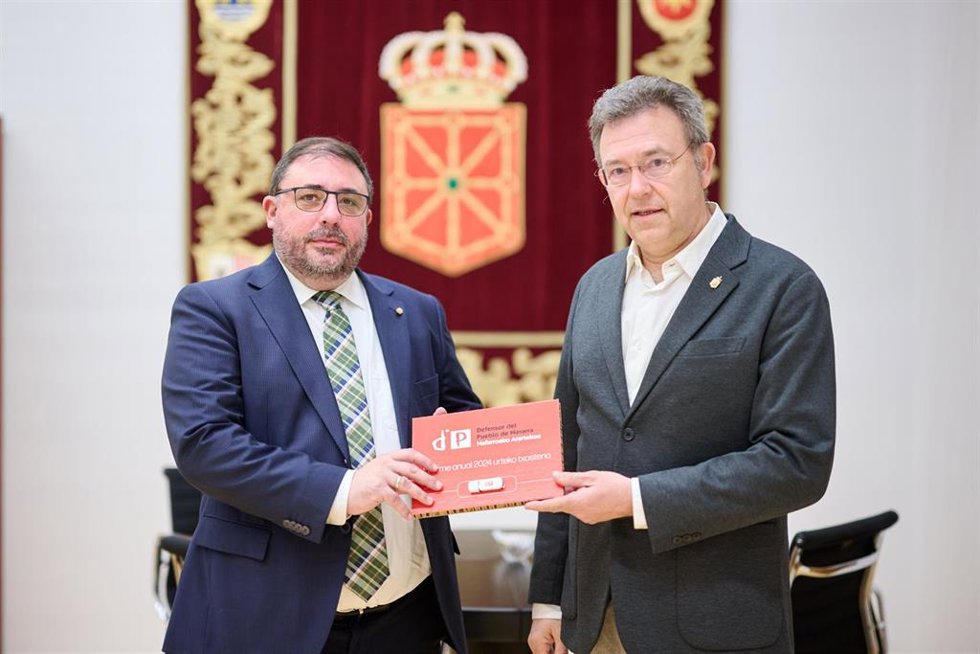 Unai Hualde, presidente del Parlamento de Navarra recibe de manos de Patxi Vera la Memoria del Defensor del Pueblo de Navarra correspondiente a 2024.