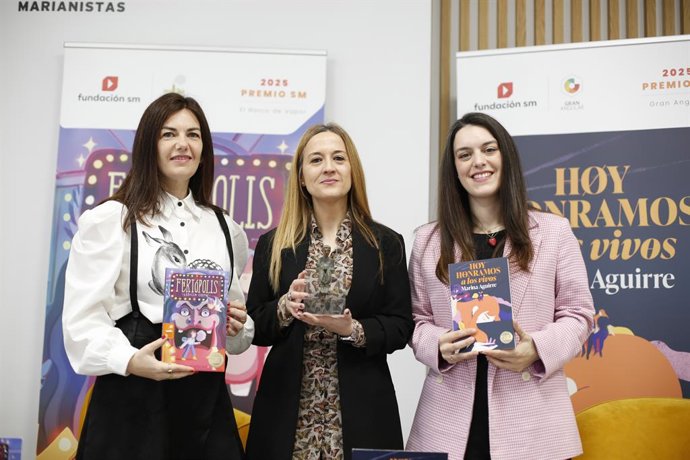 Izquierda: Ledicia Costas, ganadora del Premio SM El Barco de Vapor. Centro: Maica Rivera, periodista y conductora del acto. Derecha: Marina Aguirre, ganadora del Premio SM Gran Angular.