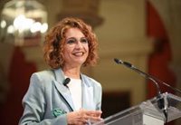 Montero anuncia un plan de "alivio económico" para ayuntamientos "en riesgo financiero"