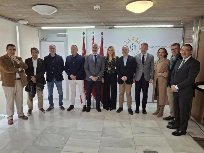 La consejera de Empresa, Empleo y Economía Social, Marisa López Aragón, tras la reunión con representantes de las cofradías de los pasos Azul y Blanco.