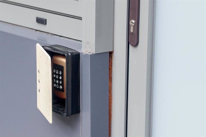 Archivo - Caja de seguridad de un piso turístico, a 20 de mayo de 2024, en Madrid (España). 
