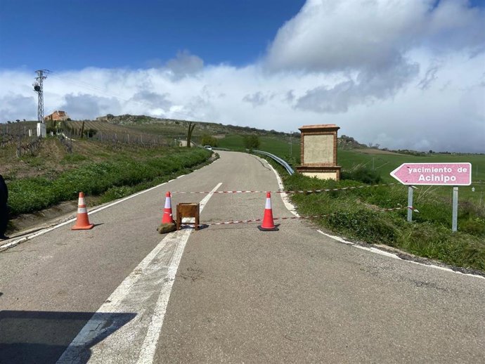 Corte de la carretera MA-7402 en la zona de acceso al yacimiento de Acinipo, en Ronda.
