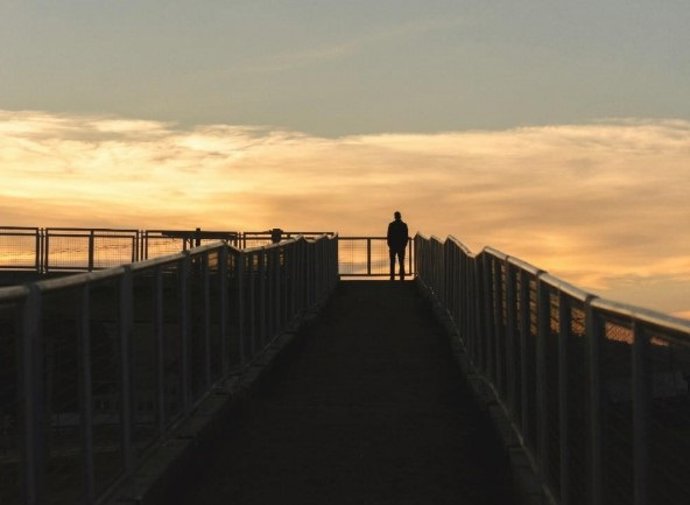 Una persona sola en un mirador.