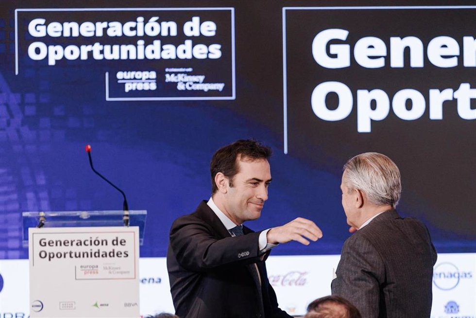 El ministro de Economía, Carlos Cuerpo (i) y el presidente de Europa Press, Asís Martín de Cabiedes (d), durante el foro 'Generación de Oportunidades', en el Hotel Rosewood Villa Magna, a 2 de abril de 2025, en Madrid (España)
