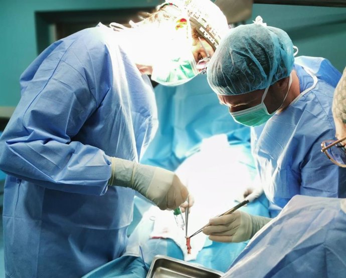 Imagen de recurso en relación al proyecto de vena personalizada que practican dos cirujanos.