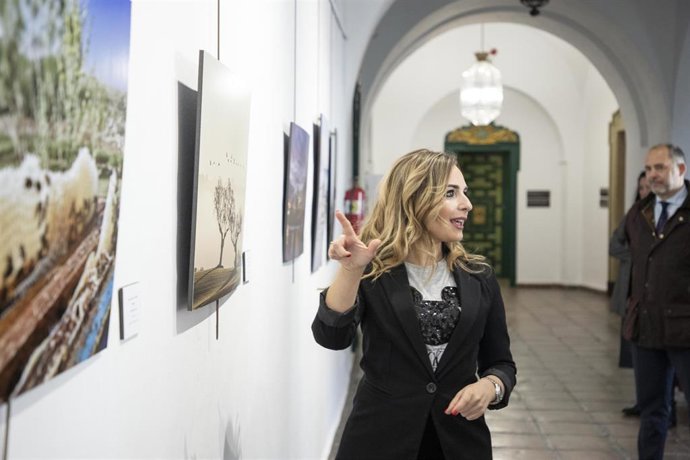 Narci Ruiz comenta una de las fotografías expuestas.