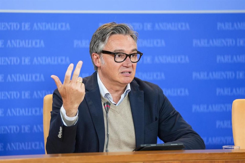 El portavoz del Grupo Parlamentario Vox, Manuel Gavira, durante la ronda de ruedas de prensa de portavoces de los grupos parlamentarios en el Parlamento de Andalucía, a 2 de abril de 2025 en Sevilla (Andalucía, España). Los portavoces de los grupos parl