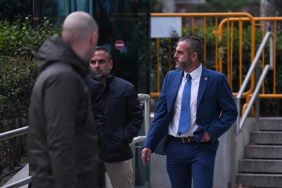 Archivo - El teniente coronel de la Guardia Civil, David Oliva (d), a su salida de la Audiencia Nacional, a 12 de abril de 2023, en Madrid (España). 