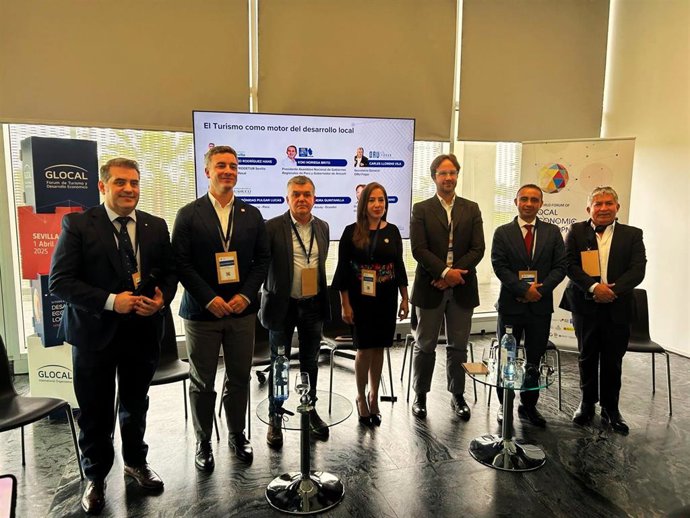 Foto de familia en el Glocal Forum de Turismo y Desarrollo Económico que se celebra en Fibes.
