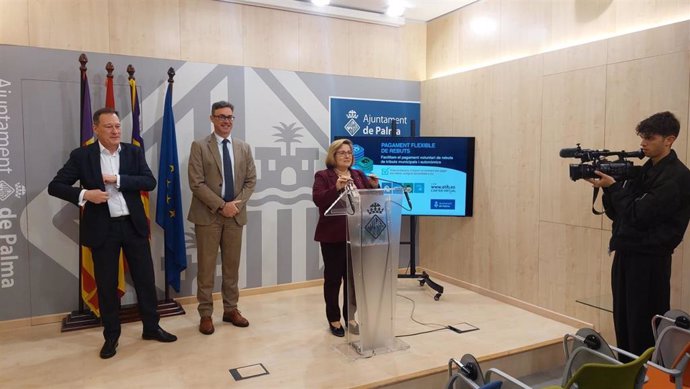 El vicepresidente del Govern y conseller de Economía, Hacienda e Innovación, Antoni Costa, y la portavoz del Ayuntamiento de Palma, Mercedes Celeste, en rueda de prensa.