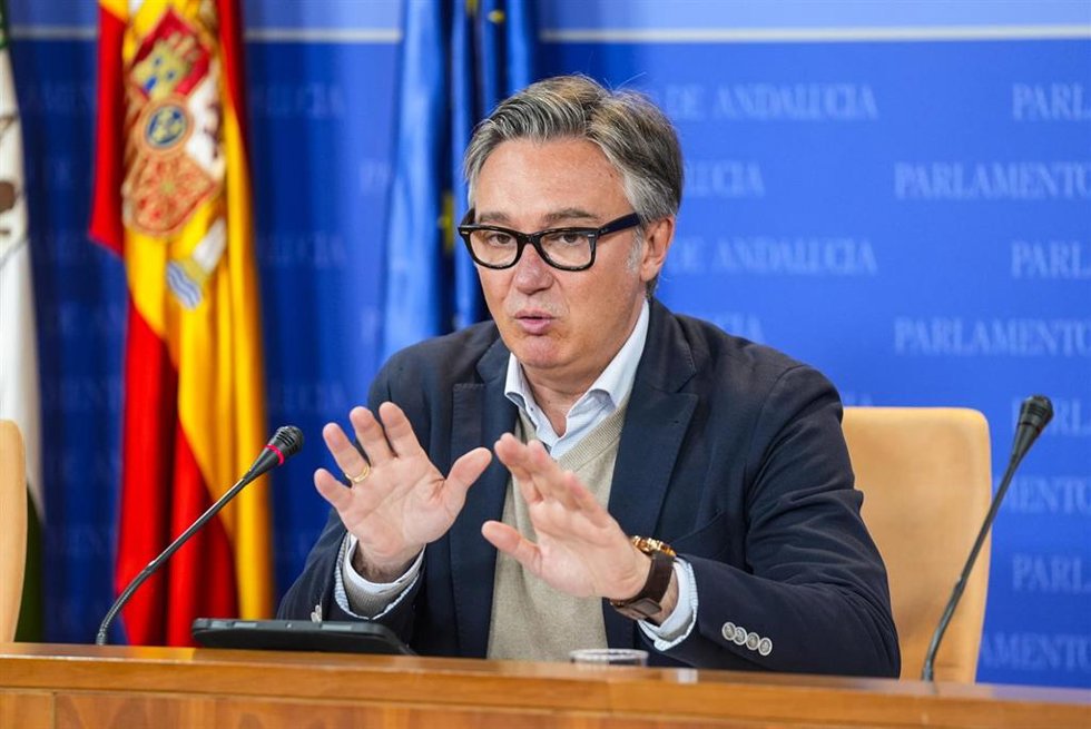 El portavoz del Grupo Parlamentario Vox, Manuel Gavira, durante la ronda de ruedas de prensa de portavoces de los grupos parlamentarios en el Parlamento de Andalucía, a 2 de abril de 2025 en Sevilla (Andalucía, España). Los portavoces de los grupos parl