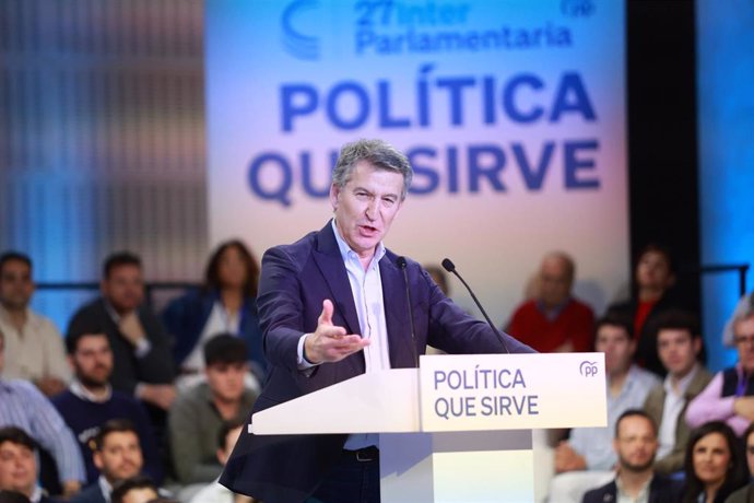 El presidente nacional del PP, Alberto Núñez Feijóo, interviene  durante la clausura de la 27ª Interparlamentaria del PP. A 30 de marzo de 2025, en Sevilla (Andalucía , España).