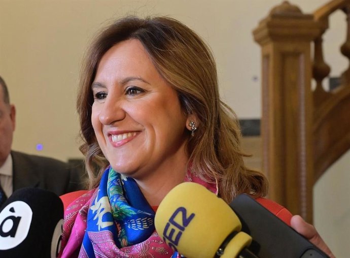 La alcaldesa de València, María José Catalá, atendiendo a los medios de comunicación antes del consejo de administración de la Autoridad Portuaria de Valencia.