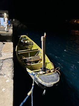 Archivo - Salvamento Marítimo intercepta un cayuco parado a media milla de La Restinga con 65 personas a bordo