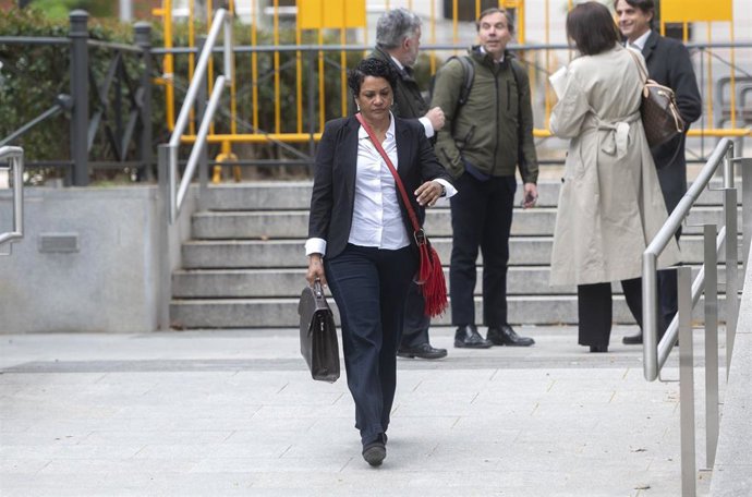 Francisca de Santos a su salida de la Audiencia Nacional, a 2 de abril  de 2025, en Madrid (España).