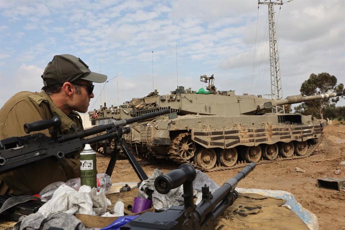 Archivo - Arquivo - Soldado da IDF perto da fronteira com a Faixa de Gaza (arquivo)