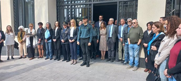 Minuto de silencio a las puertas de la Delegación del Gobierno en la Región de Murcia por la muerte de una niña de 5 años presuntamente a manos de la expareja de su madre