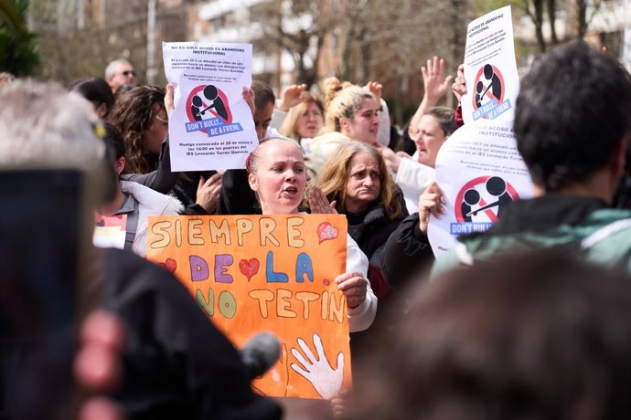 Várias pessoas com cartazes durante uma manifestação em apoio ao jovem com paralisia cerebral que sofreu bullying de quatro alunos, no IES Torres Quevedo, em 28 de março de 2025, em Santander, Cantabria (Espanha). O Ministério da Educação Regional