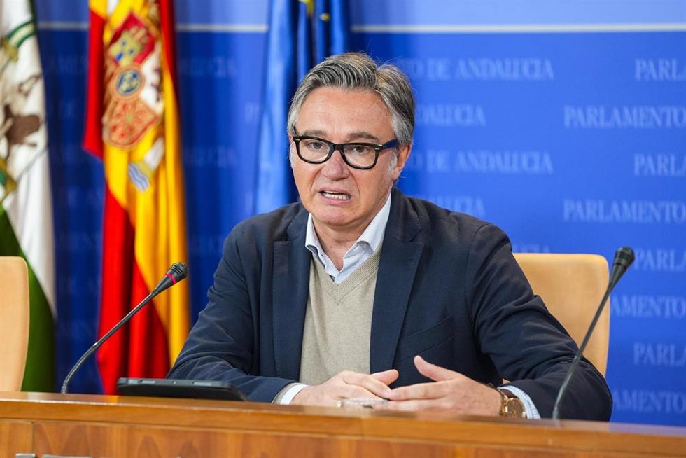 El portavoz del Grupo Parlamentario Vox, Manuel Gavira, durante la ronda de ruedas de prensa de portavoces de los grupos parlamentarios en el Parlamento de Andalucía, a 2 de abril de 2025 en Sevilla (Andalucía, España). Los portavoces de los grupos parl