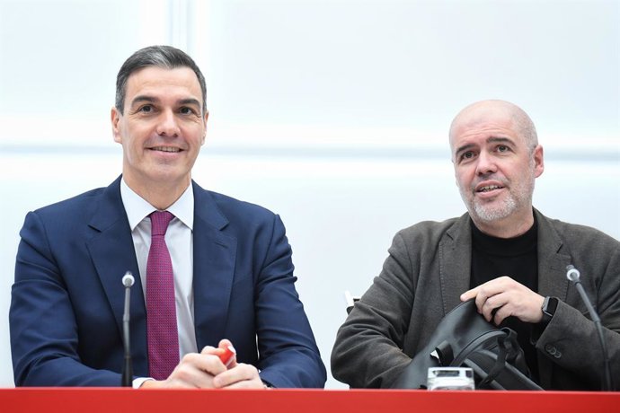 Archivo - El presidente del Gobierno, Pedro Sánchez (i), y el secretario general de CCOO, Unai Sordo (d), durante una reunión de la Comisión Ejecutiva Federal del PSOE, en la sede del partido en la calle Ferraz, a 7 de febrero de 2024, en Madrid (España).