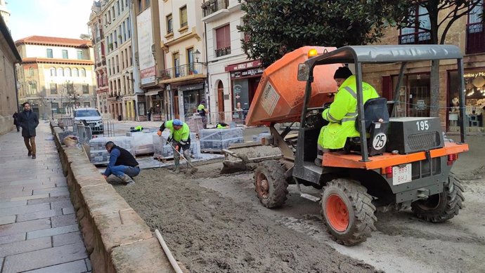 Archivo - Trabajadores, afiliados a la Seguridad Social, empleado, trabajador. Paro, EPA. Obras de peatonalización del Antiguo en Oviedo.