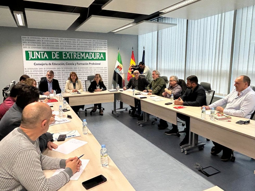 Mesa técnica entre Junta y sindicatos para abordar la subida salarial docente