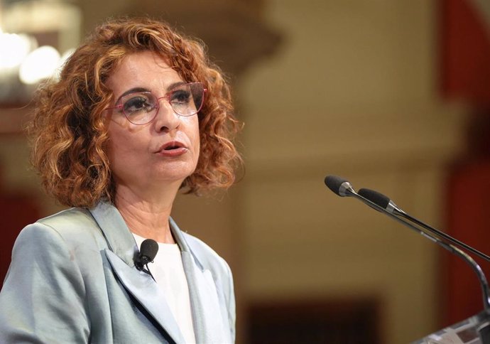 La vicepresidenta primera del Gobierno y ministra de Hacienda, María Jesús Montero, interviene durante el desayuno informativo de El Correo de Andalucía. A 02 de abril de 2025, en Sevilla (Andalucía, España). La vicepresidenta primera del Gobierno y minis